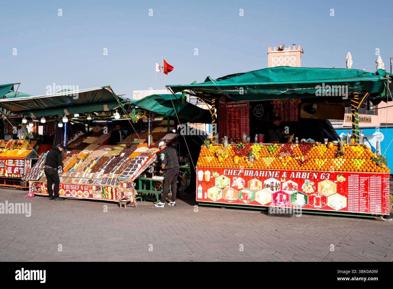 Illustrazione su Place Jemaa El Fna a Marrakech. Marrakech, l'antica città imperiale del Marocco occidentale e il suo folklore, piazza Jemaa el Fna e. Foto Stock