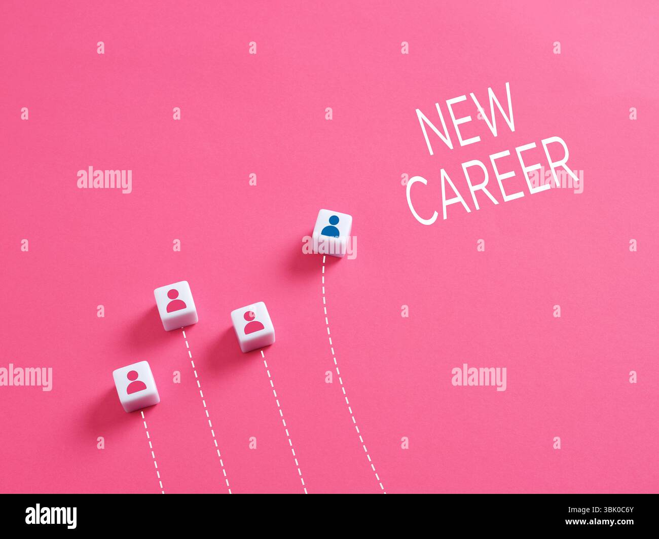 Nuove decisioni di carriera. Cambio di carriera. Un candidato che si distingue da un gruppo di persone che si muovono verso nuove opportunità di carriera per un futuro migliore. Foto Stock