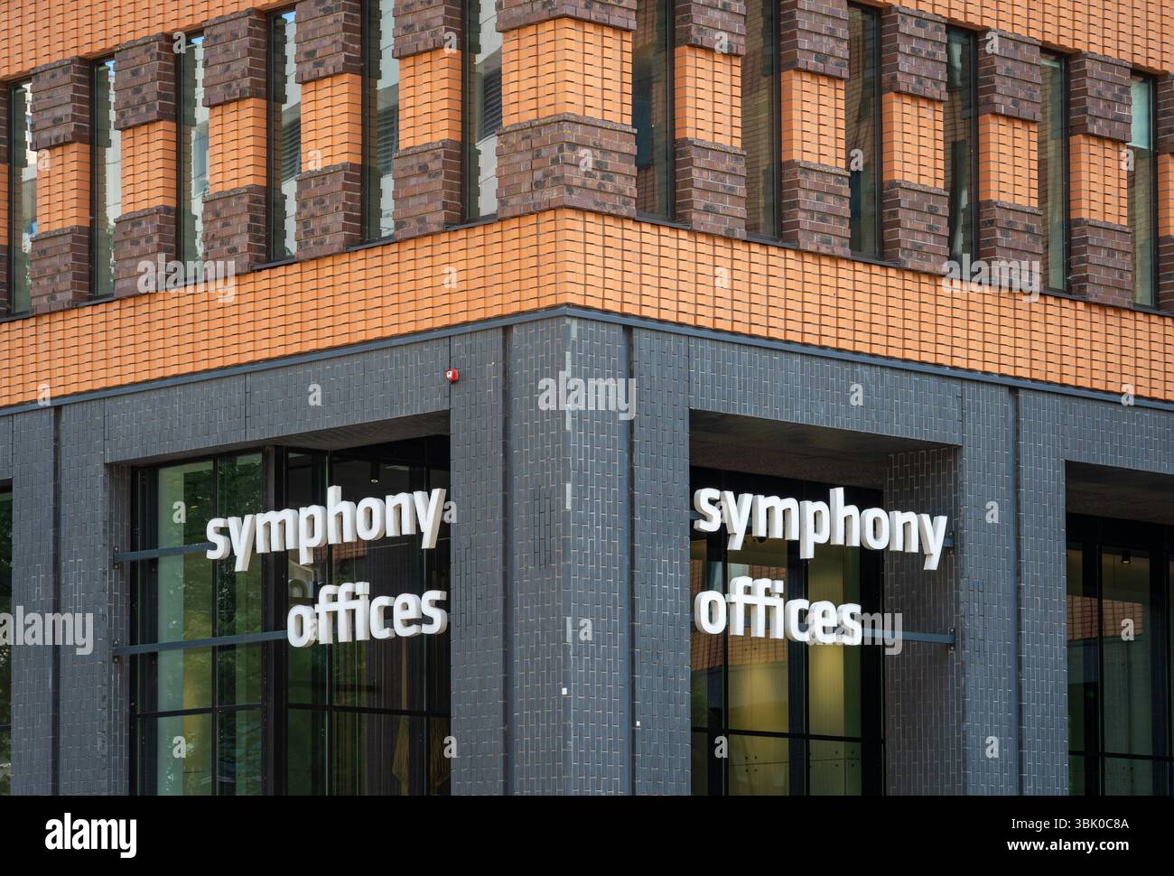 Amsterdam, Paesi Bassi, 16.06.2025, Symphony Office, due grattacieli di colore arancione-rosso situati nel quartiere finanziario Zuidas di Amsterdam Foto Stock
