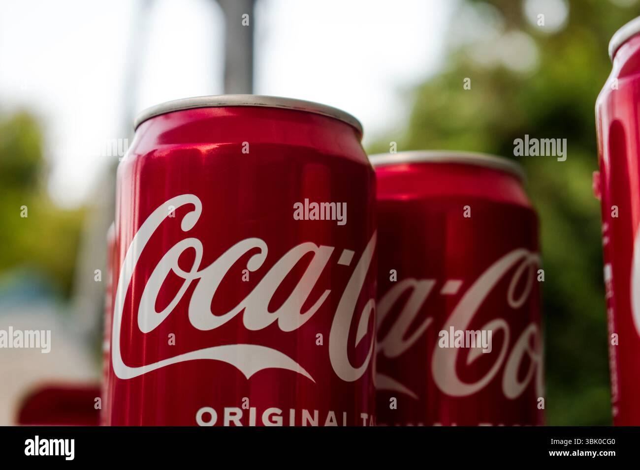 Foto macro dettagliata di lattine in alluminio Coca-Cola. Solo per uso editoriale. Foto Stock