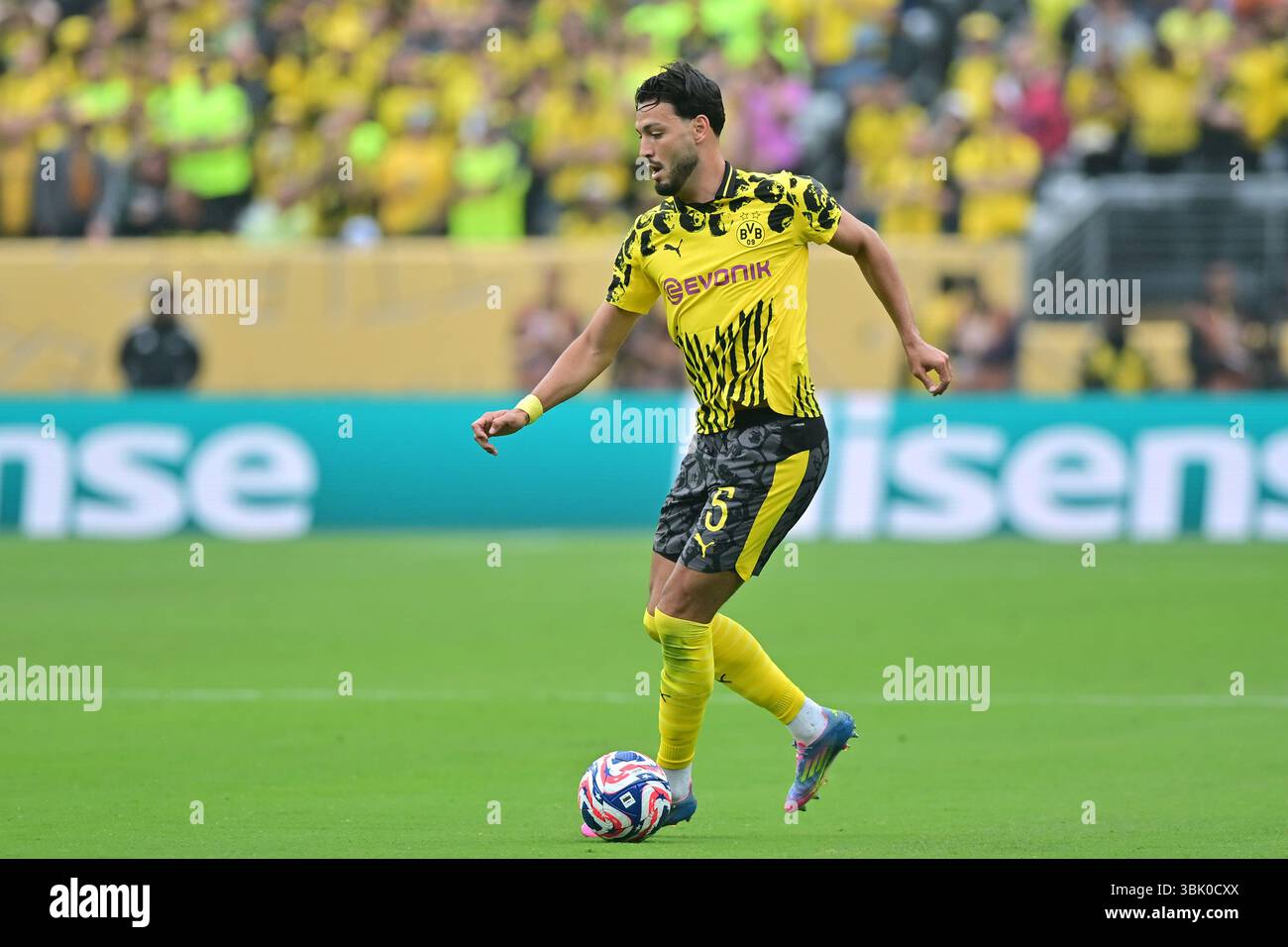 NUOVA MAGLIA (NY), 06/17/2025 - CLUB WORLD CUP/FLUMINENSE X BORUSSIA DORTMUND (GER) - Bensebaini del Borussia Dortmund (GER) , durante la partita tra FLUMINENSE X BORUSSIA DORTMUND (GER), valida per il primo round della fase a gironi della Coppa del mondo per club 2025, tenutasi al MetLife Stadium di New York, nel pomeriggio di questo martedì 17. (Foto: Eduardo Carmim/Alamy Live News) Foto Stock