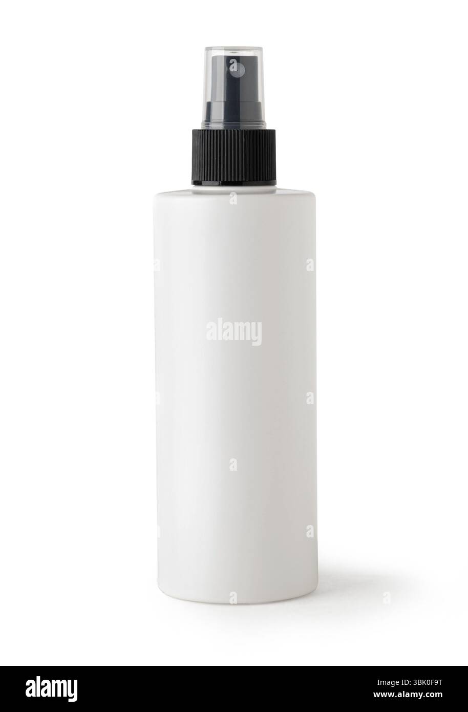 Flacone spray bianco in plastica per mockup di prodotti cosmetici su sfondo bianco, design di imballaggio pronto per il branding Foto Stock