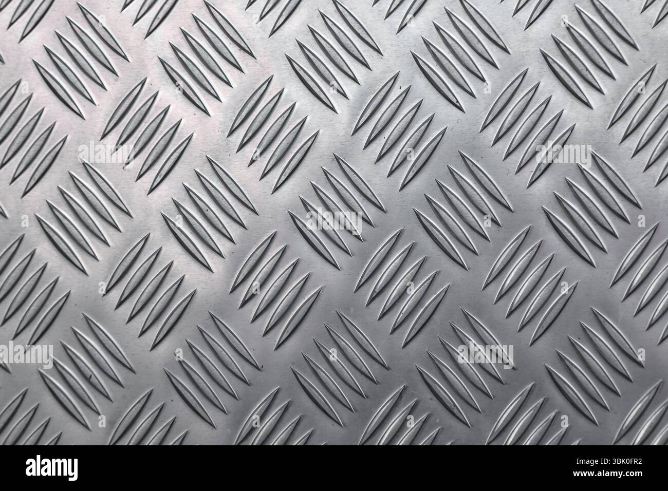 Pavimento industriale in alluminio. Piano in acciaio con sporgenze antiscivolo. Foto Stock