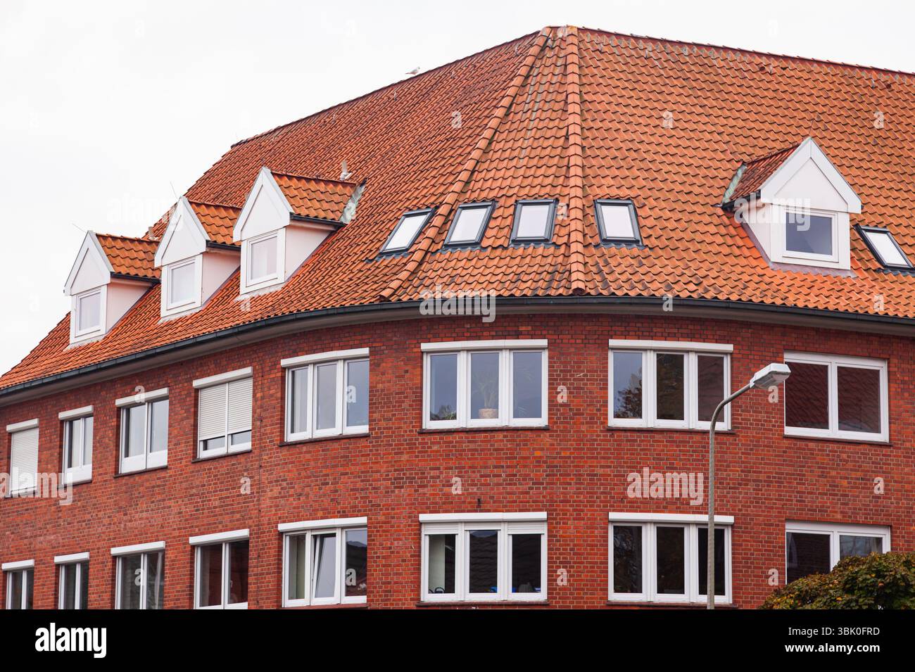 Architettura della città di Cuxhaven, Germania. Case europee con piastrelle rosse. Foto Stock