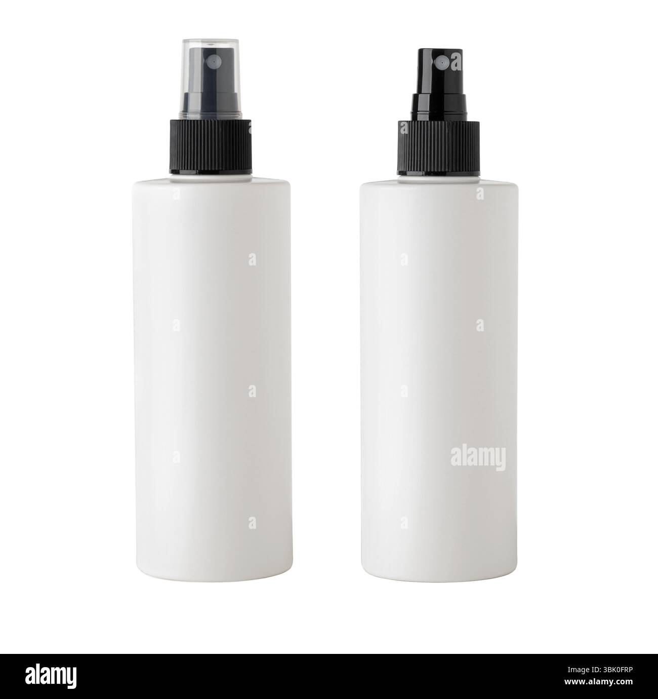 Flaconi spray bianchi in plastica per mockup di prodotti cosmetici su sfondo bianco, design di imballaggio pronto per il branding Foto Stock