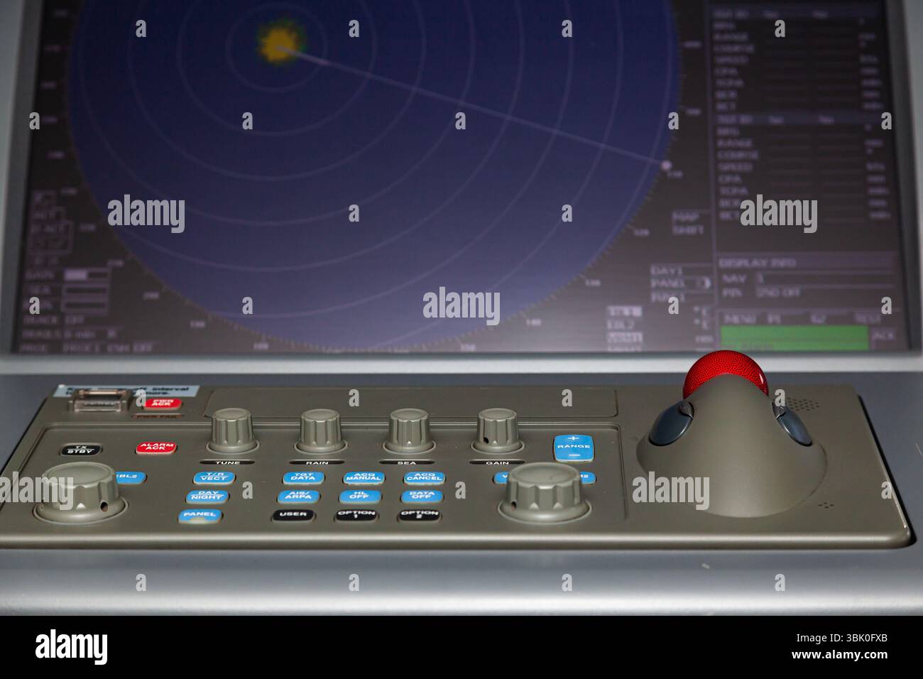 Pannello di navigazione della nave con computer radar e pulsanti di controllo. Foto Stock