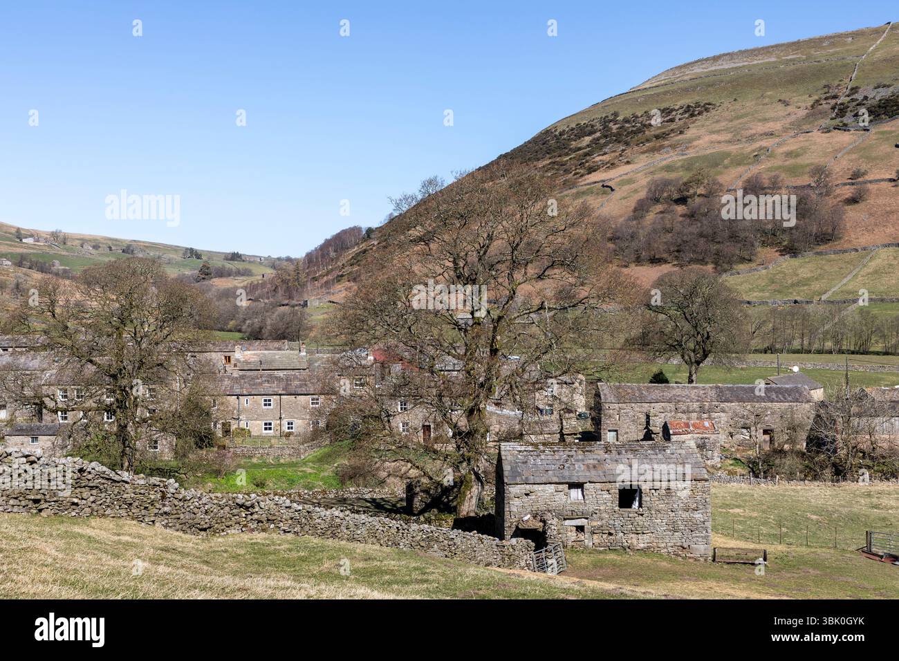 il villaggio di thwaite a swaledale nello yorkshire non dales a nessuno cielo blu Foto Stock