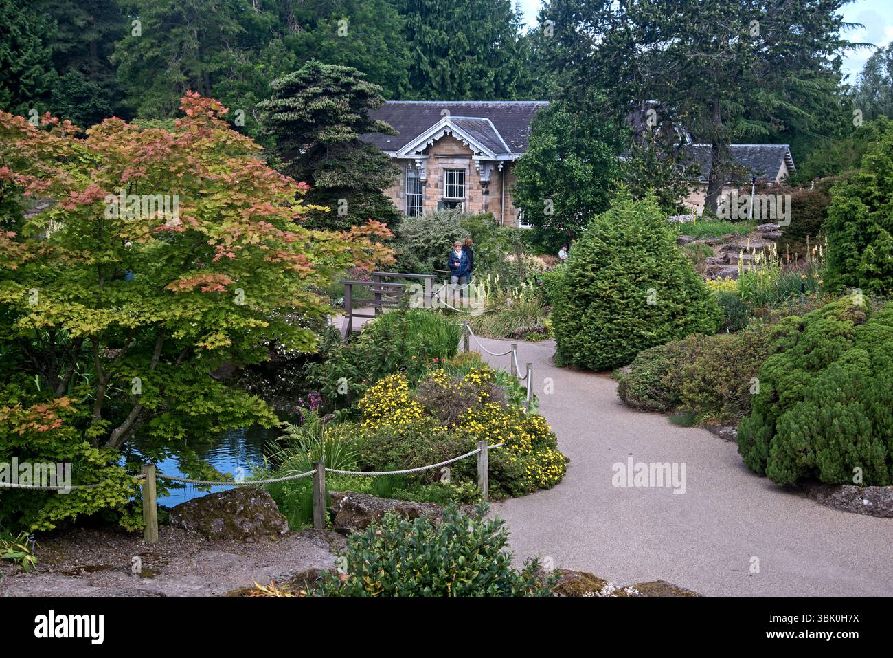 Giardino di roccia e di Caledonia Hall del Royal Botanic Garden Edinburgh (RBGE), Scotland, Regno Unito. Foto Stock