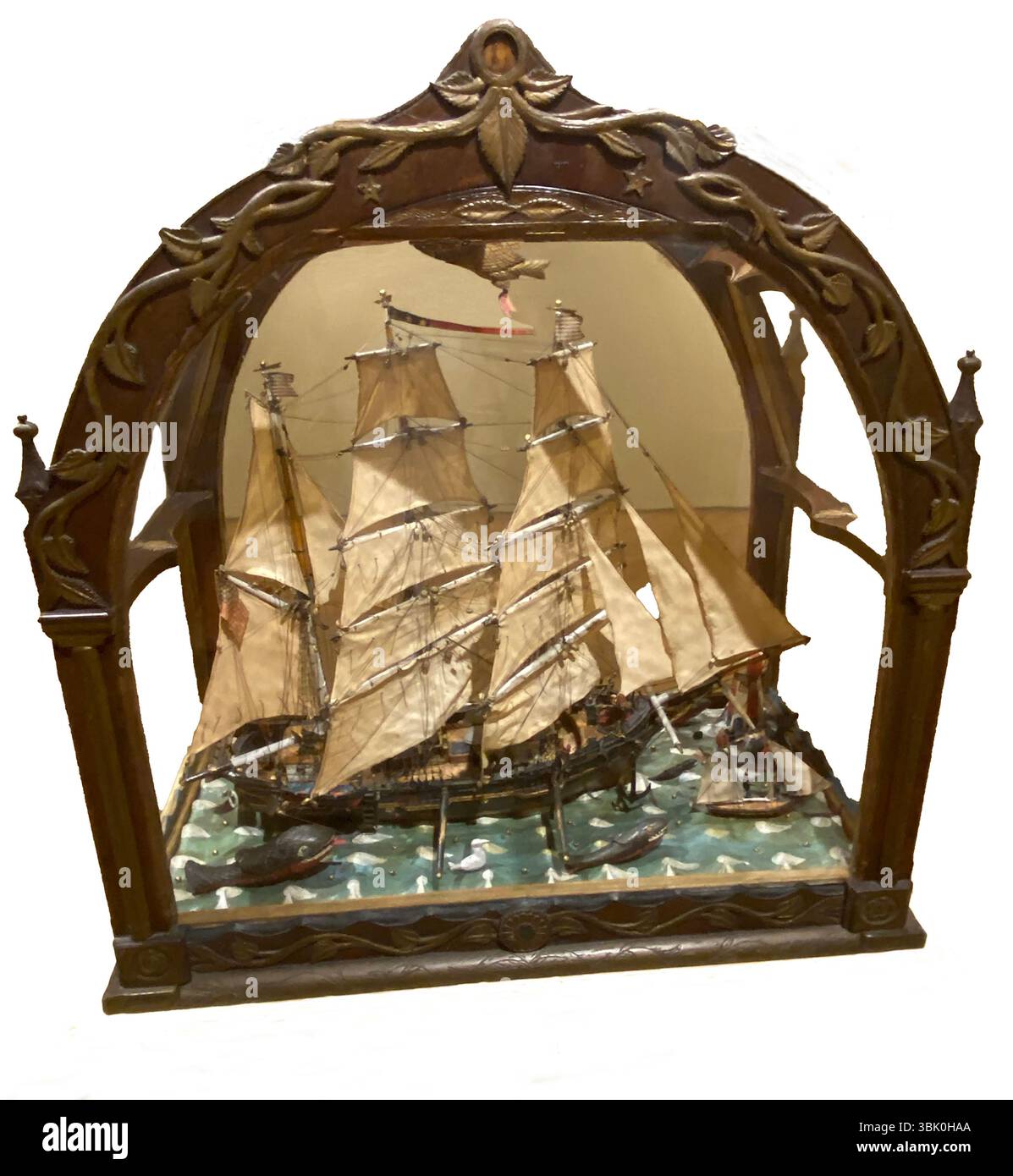 Questa foto del 2024 mostra un pezzo intitolato "A Sailor's Dream" nella collezione del Farnsworth Museum di Rockland, Maine. L'artista è sconosciuto. Il pezzo risale al 1880-1910. Il pezzo è realizzato in legno verniciato, tela, piombo e intonaco. Il caso è in legno e vetro. Foto Stock
