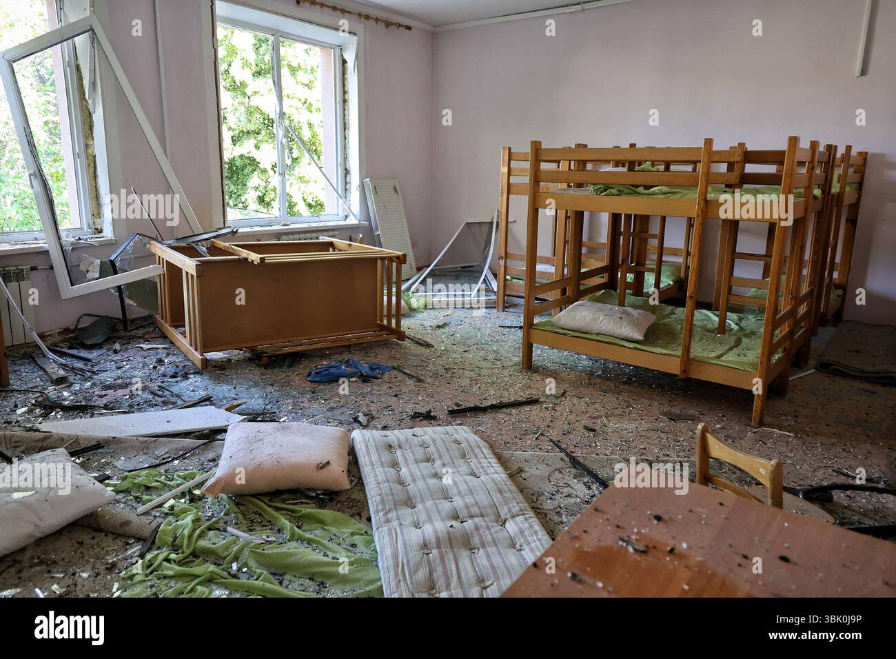 Non esclusiva: Nei locali di un edificio prescolare danneggiato da un attacco notturno di droni russi a Odesa, 17 giugno 2025 (foto di Nina Liashonok/U Foto Stock