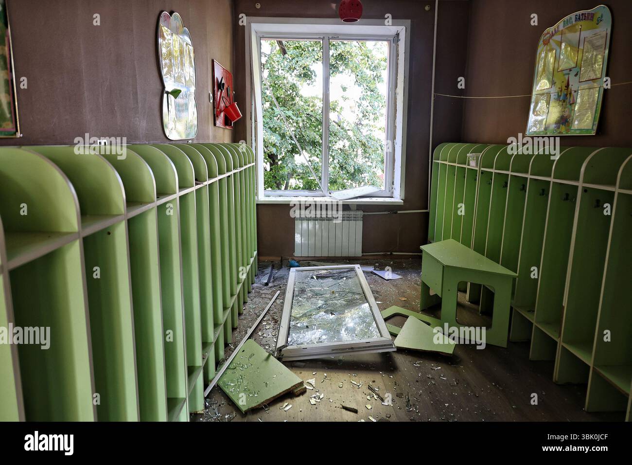 Non esclusiva: Nei locali di un edificio prescolare danneggiato da un attacco notturno di droni russi a Odesa, 17 giugno 2025 (foto di Nina Liashonok/U Foto Stock
