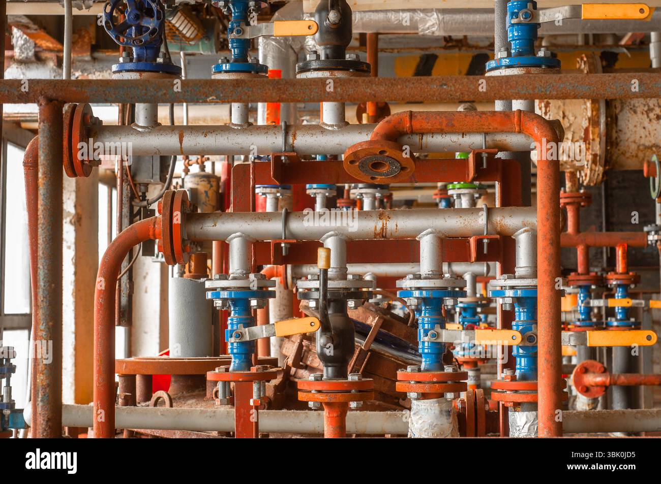 Valvola industriale al primo piano dell'impianto di distribuzione del gas Foto Stock