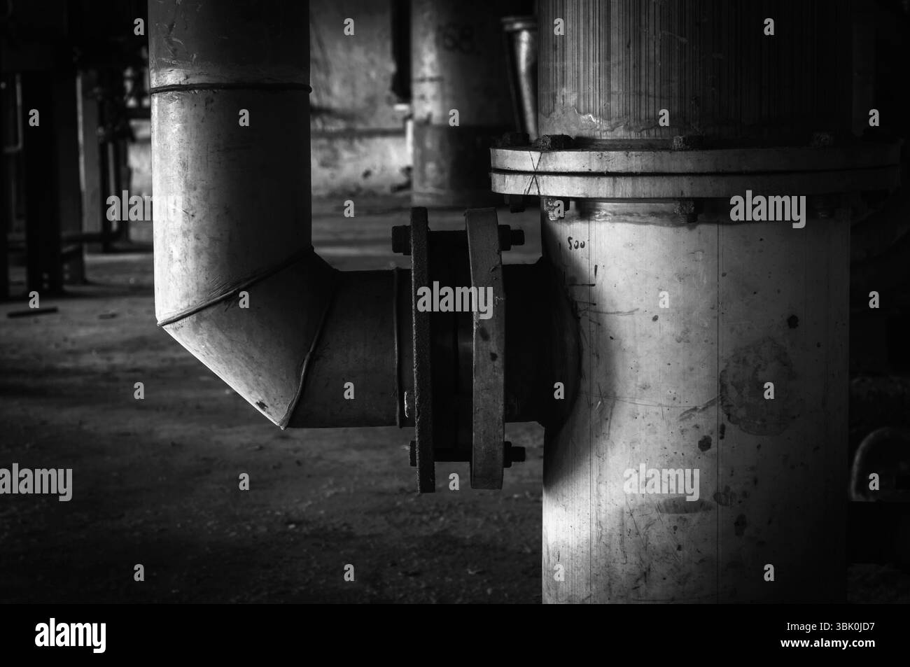 Rusty vecchio tubo nel primo piano di un edificio industriale Foto Stock