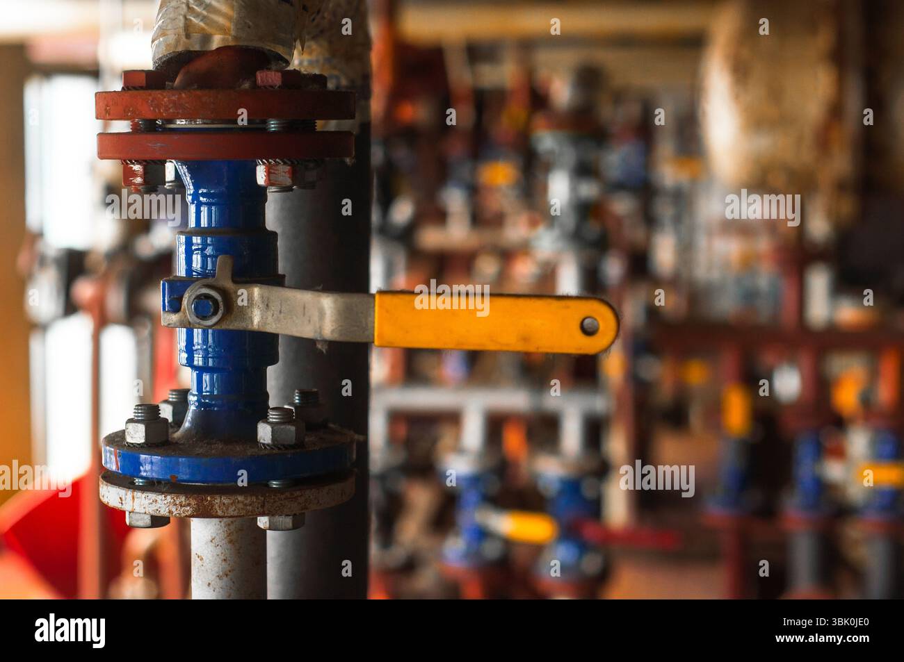 Valvola industriale al primo piano dell'impianto di distribuzione del gas Foto Stock