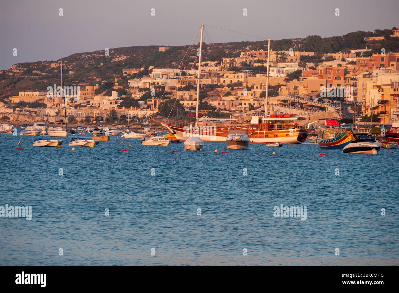 Un grande specchio d'acqua con molte barche galleggianti su di esso. Le barche sono di varie dimensioni e colori, e sono sparse in tutta l'acqua. Lo scen Foto Stock