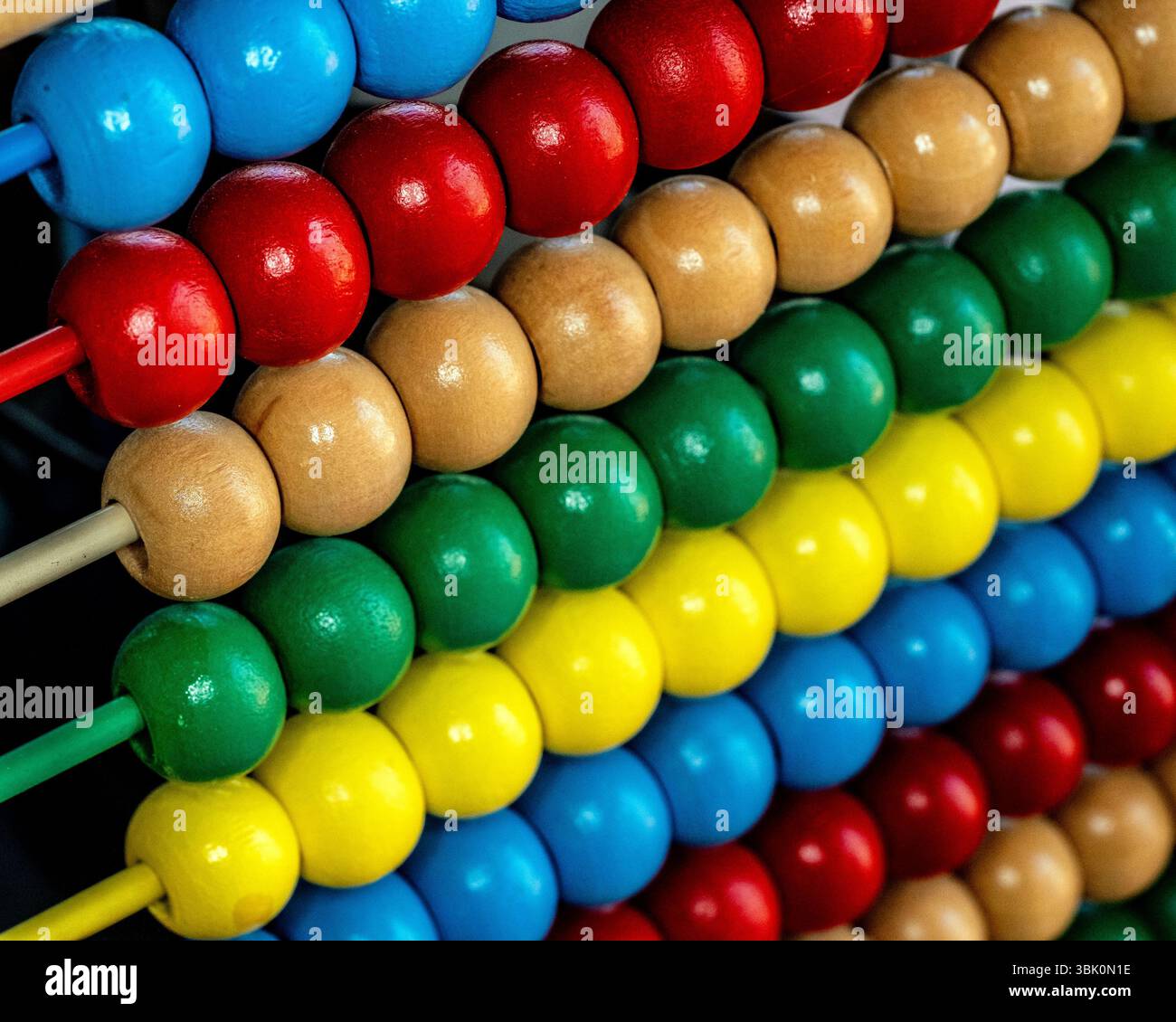 Le perle di un abaco formano linee e motivi in questa colorata immagine ravvicinata Foto Stock