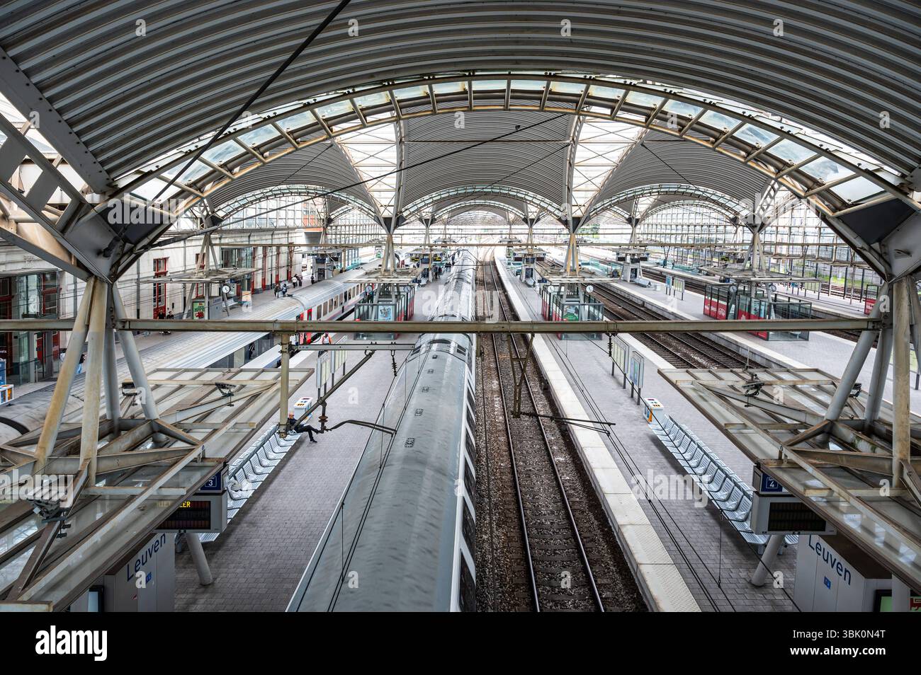 Vista ad alto angolo su piattaforme e binari ferroviari presso la stazione ferroviaria di Lovanio, Brabante fiammingo, Belgio 9 giugno 2025 Foto Stock