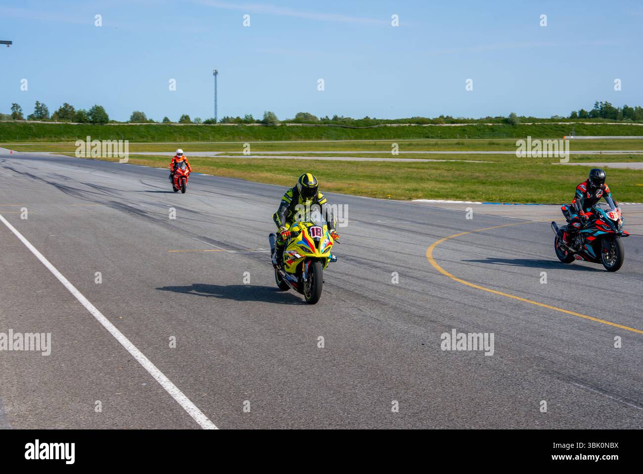 Gara motociclistica su pista asfaltata con il pilota numero 18 in piombo Foto Stock