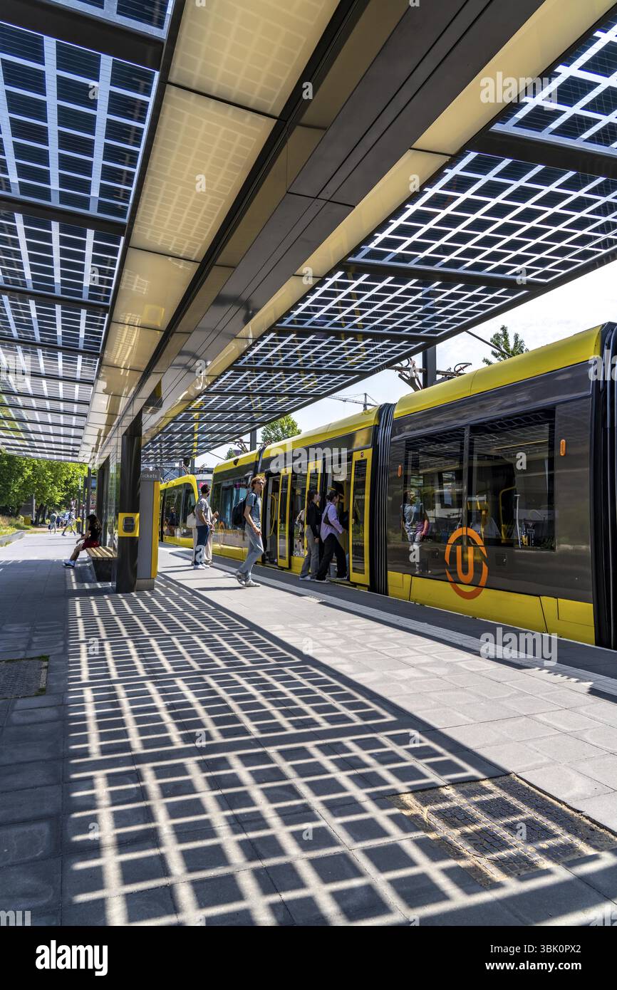 Nuove fermate di autobus e tram al Science Park Utrecht, all'Università di Utrecht, le fermate sono state riprogettate, hanno illuminazione a LED, videosorveglianza e un transp Foto Stock