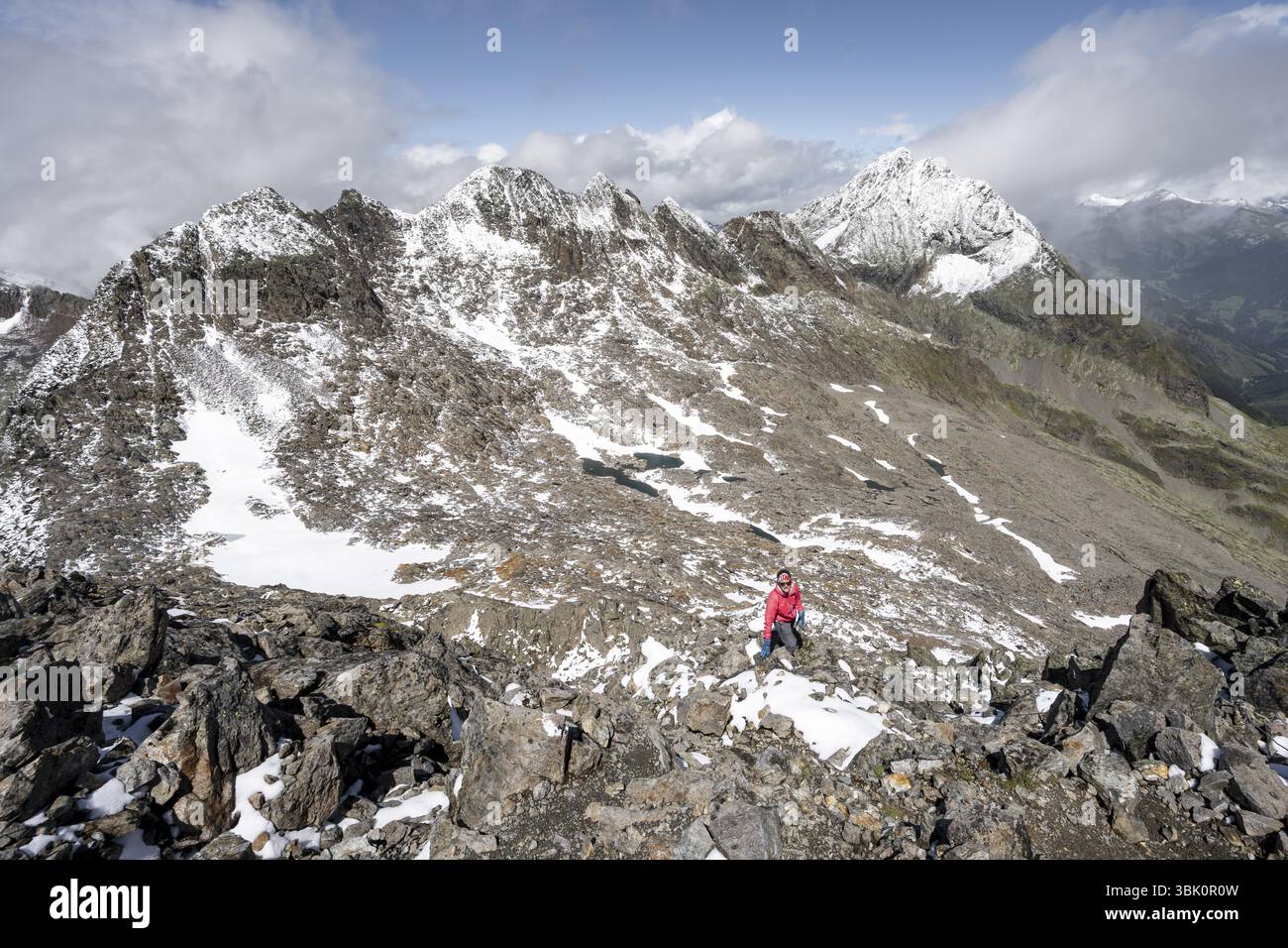 Alpinisti in un paesaggio roccioso di montagna, salgono al Keeskopf dal Niedere Gradenscharte, dietro la cima del Kleiner Hornkopf, Schober Foto Stock