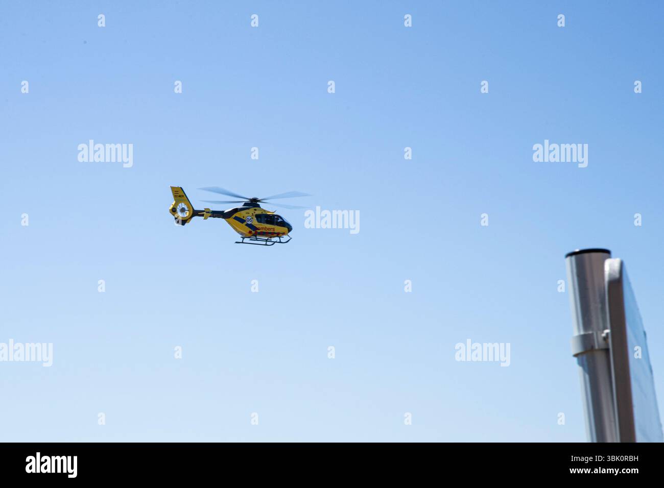 Un elicottero di salvataggio spagnolo che vola in un cielo azzurro chiaro durante un'operazione di risposta di emergenza. Tossa de Mar, Spagna 12.05.2024 Foto Stock