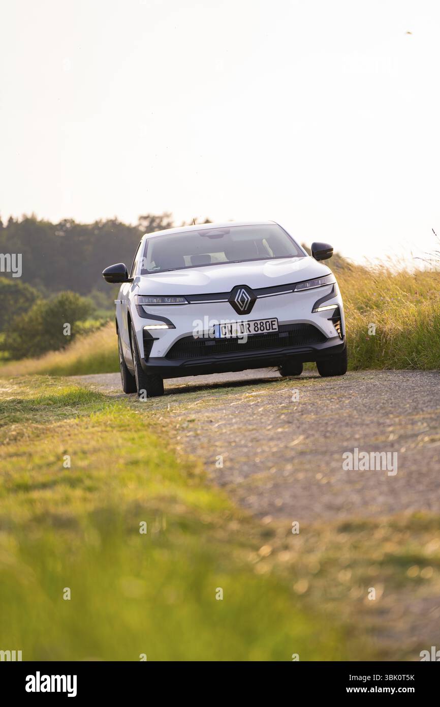 Auto bianca che guida su una strada rurale in estate, Renault Megane, Deer e Carsharing, auto elettrica, Calw, foresta Nera, Germania, Europa Foto Stock