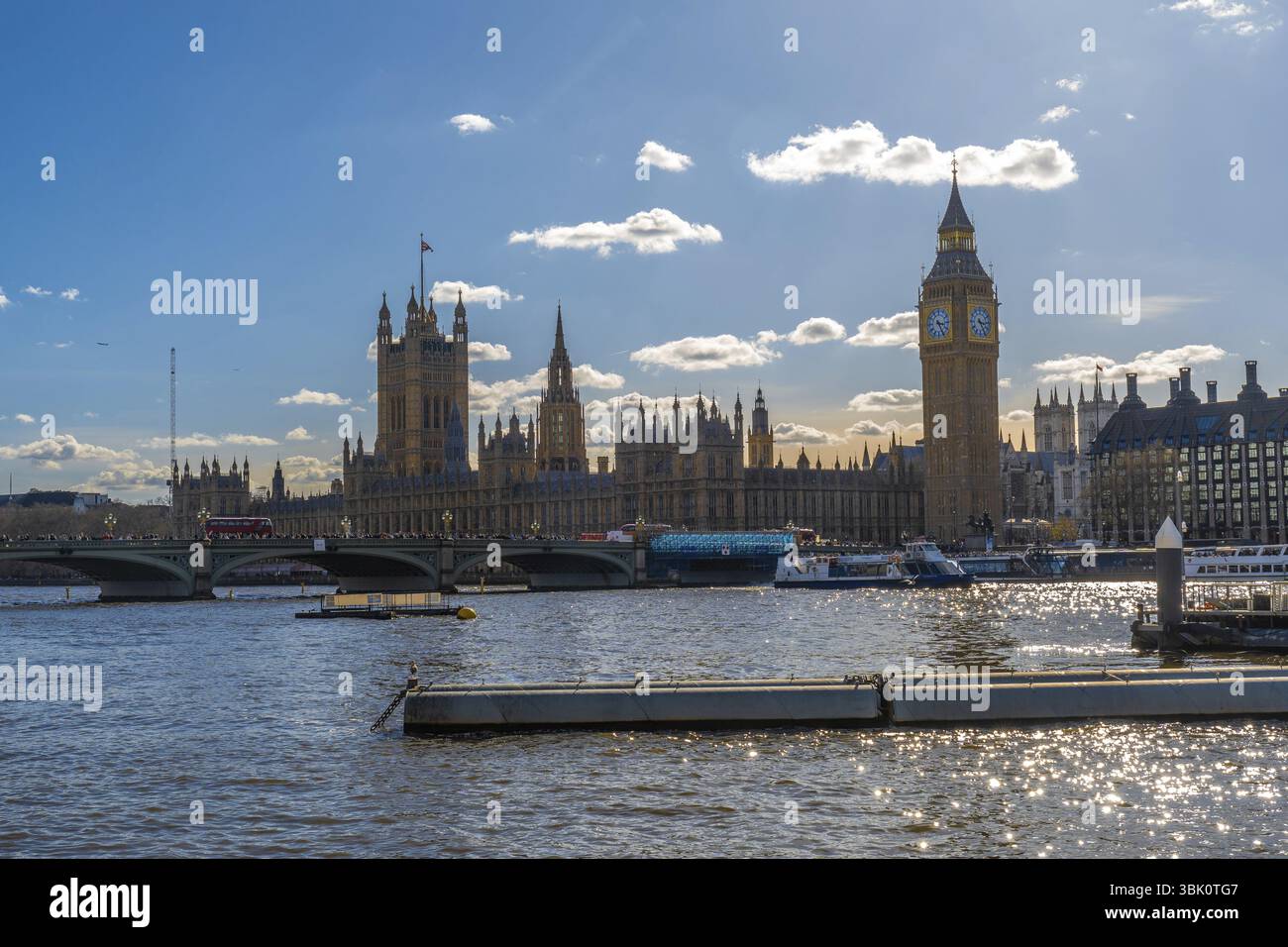 Palazzo di Westminster con il grande ben e il ponte di westminster sul tamigi sotto un cielo blu a londra, regno unito Foto Stock