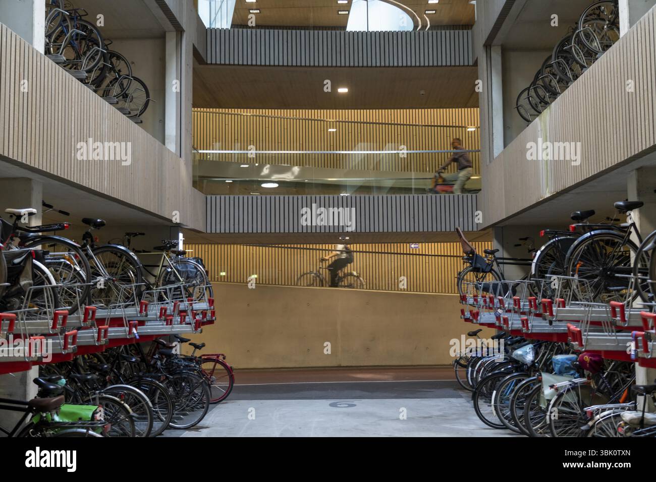 Parcheggio centrale per biciclette a Stationsplein, il più grande parcheggio per biciclette al mondo con oltre 13, 000 posti auto su 3 piani, direttamente sotto il Foto Stock