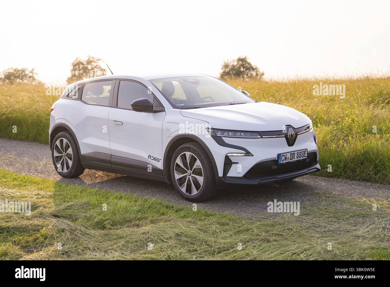 Auto bianca parcheggiata su una strada vicino a un campo, Renault Megane, Deer e Carsharing, auto elettrica, Calw, foresta Nera, Germania, Europa Foto Stock
