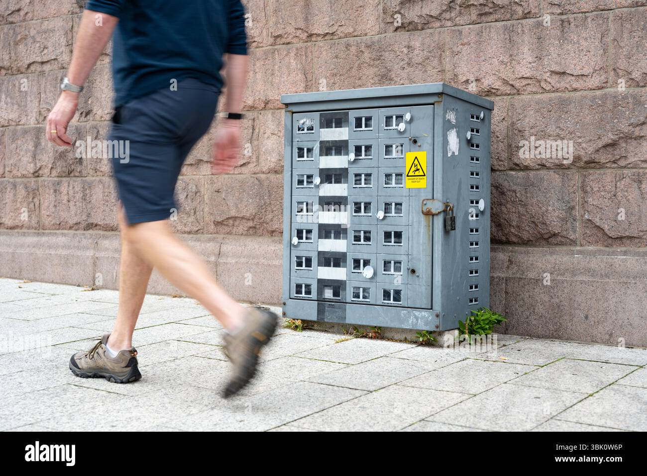 EVol murale di architettura brutalista su cassetta elettrica ad Aberdeen, Scozia, Regno Unito Foto Stock