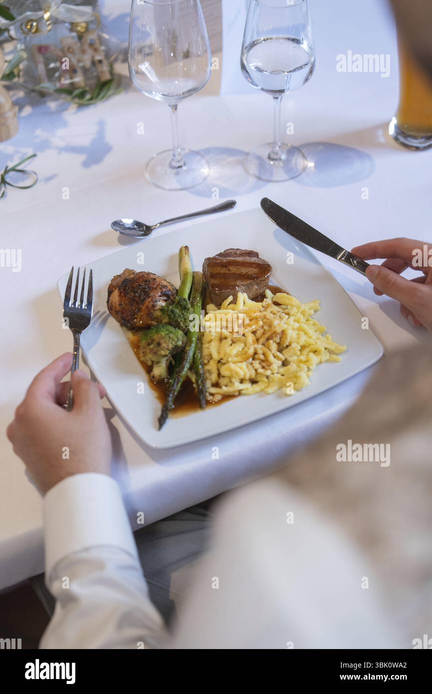 Un piatto gourmet con carne, asparagi e spaetzle su un tavolo allestito per festività, location per eventi e matrimoni Kloster Lorch, Lorch, Germania, Europa Foto Stock