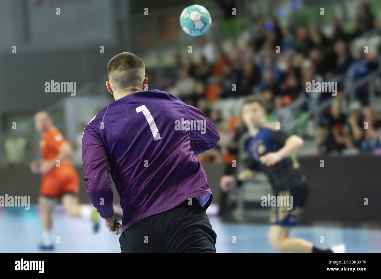 Il portiere della pallamano lancia la palla ad un altro giocatore durante la partita di pallamano Foto Stock