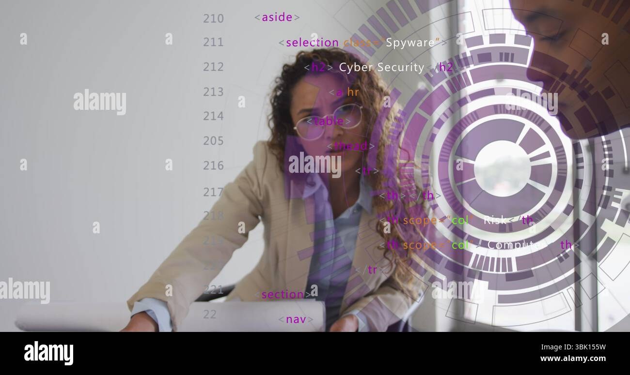 Donna che indossa un blazer appoggiato al tavolo dell'ufficio che indica il laptop che mostra codice e grafica circolare Foto Stock