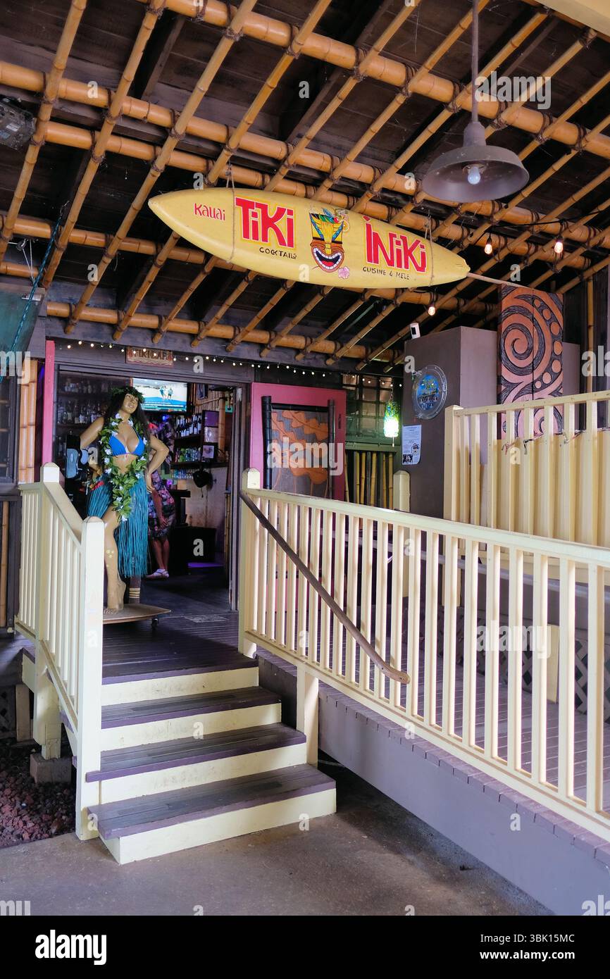 Tiki Iniki bar and grill al Princeville Center di Princeville, Kauai, Hawaii; aperto dal musicista Todd Rundgren e sua moglie Michele nel 2013. Foto Stock