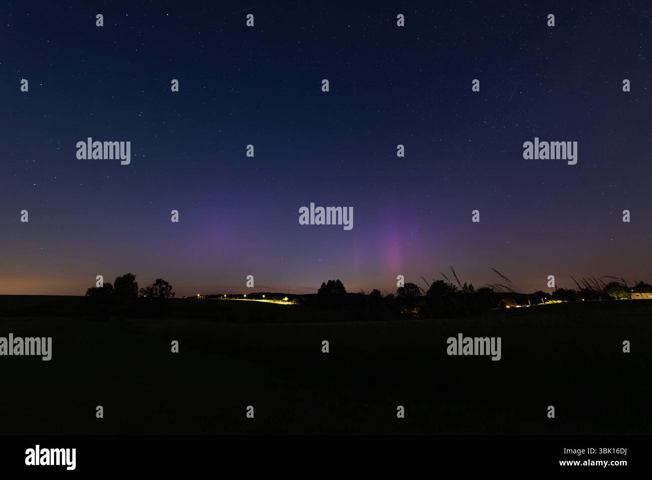 Striegistal - Erneut Polarlichter über Sachsen zu sehen: Lila- und Rottöne am Nachthimmel 14.06.2025 gegen 1,30 Uhr Striegistal OT Dittersbach in der Nacht zum Samstag haben außergewöhnlich starke Sonnenaktivitäten dafür gesorgt, dass über Sachsen eindrucksvolle Polarlichter zu sehen waren. Auch im Landkreis Mittelsachsen leuchtete der Himmel in zarten Lila- und Rottönen. Unser Fotograf Tim Meyer War in Striegistal vor Ort und konnte das beeindruckende Naturschauspiel festhalten. Die Aufnahmen zeigen die Nordlichter über den Feldern a Mittelsachsen. Cappello Wer das Spektakel verpasst, darf hoffen Foto Stock