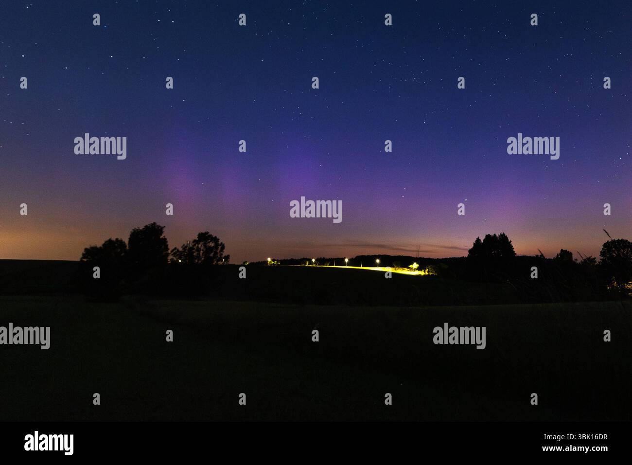 Striegistal - Erneut Polarlichter über Sachsen zu sehen: Lila- und Rottöne am Nachthimmel 14.06.2025 gegen 1,30 Uhr Striegistal OT Dittersbach in der Nacht zum Samstag haben außergewöhnlich starke Sonnenaktivitäten dafür gesorgt, dass über Sachsen eindrucksvolle Polarlichter zu sehen waren. Auch im Landkreis Mittelsachsen leuchtete der Himmel in zarten Lila- und Rottönen. Unser Fotograf Tim Meyer War in Striegistal vor Ort und konnte das beeindruckende Naturschauspiel festhalten. Die Aufnahmen zeigen die Nordlichter über den Feldern a Mittelsachsen. Cappello Wer das Spektakel verpasst, darf hoffen Foto Stock