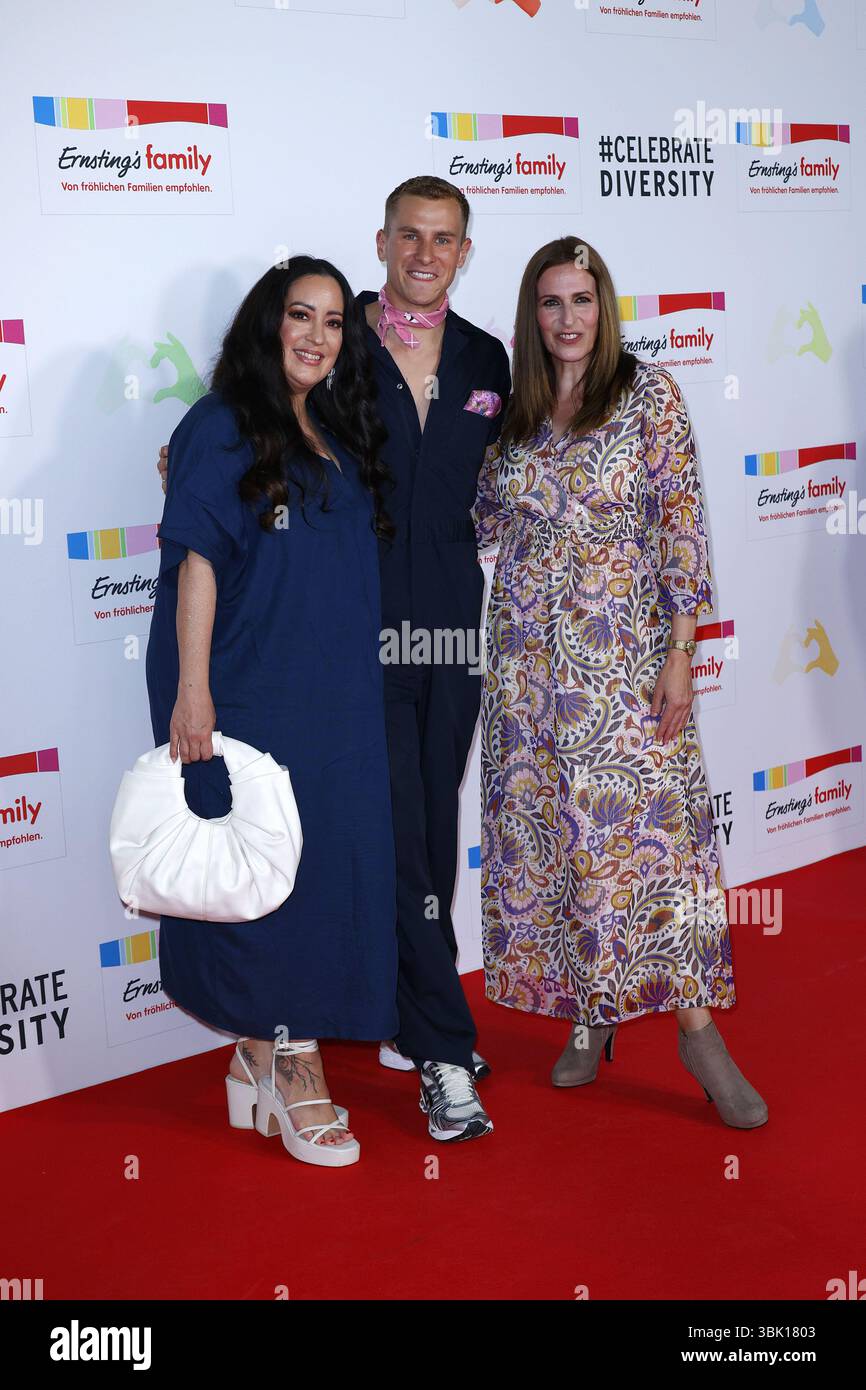 Miyabi Kawai, Lukas Sauer e Ulrike Frank bei der Ernstings Family celebrano la Diversity Fashion Show am 17.06.2025 ad Amburgo Foto Stock
