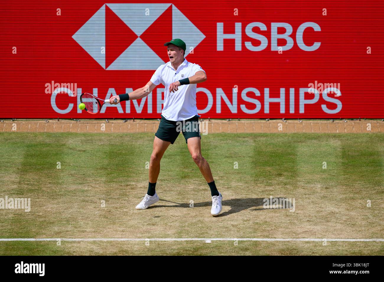LONDRA, REGNO UNITO giugno, 17: Jenson Brooksby (USA) in azione contro Jack Draper (GBR) durante l'ATP 500 il giorno 8 dei Campionati HSBC 2025 al Queen's Club martedì 17 giugno 2025 a LONDRA, REGNO UNITO. Crediti: Taka Wu/Alamy Live News Foto Stock