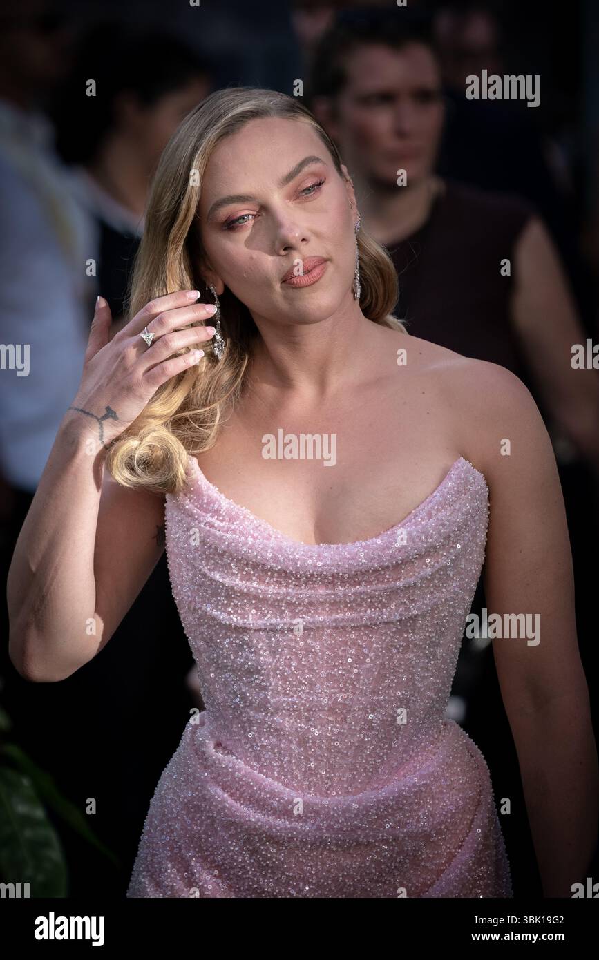 Londra, Regno Unito. 17 giugno 2025. Scarlett Johansson partecipa alla prima mondiale "Jurassic World Rebirth" all'Odeon Luxe Leicester Square. Crediti: Guy Corbishley/Alamy Live News Foto Stock