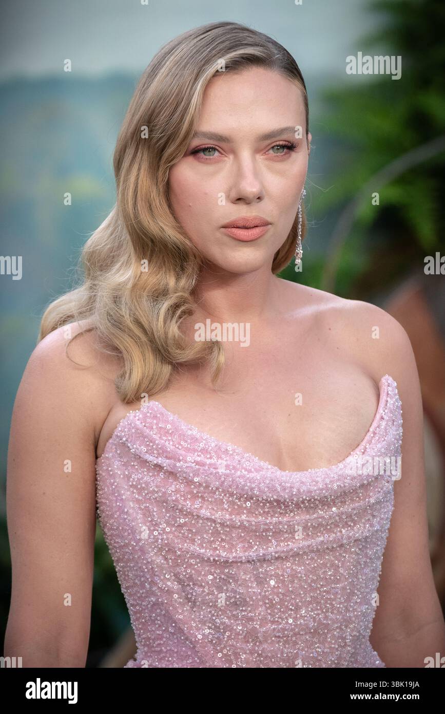 Londra, Regno Unito. 17 giugno 2025. Scarlett Johansson partecipa alla prima mondiale "Jurassic World Rebirth" all'Odeon Luxe Leicester Square. Crediti: Guy Corbishley/Alamy Live News Foto Stock