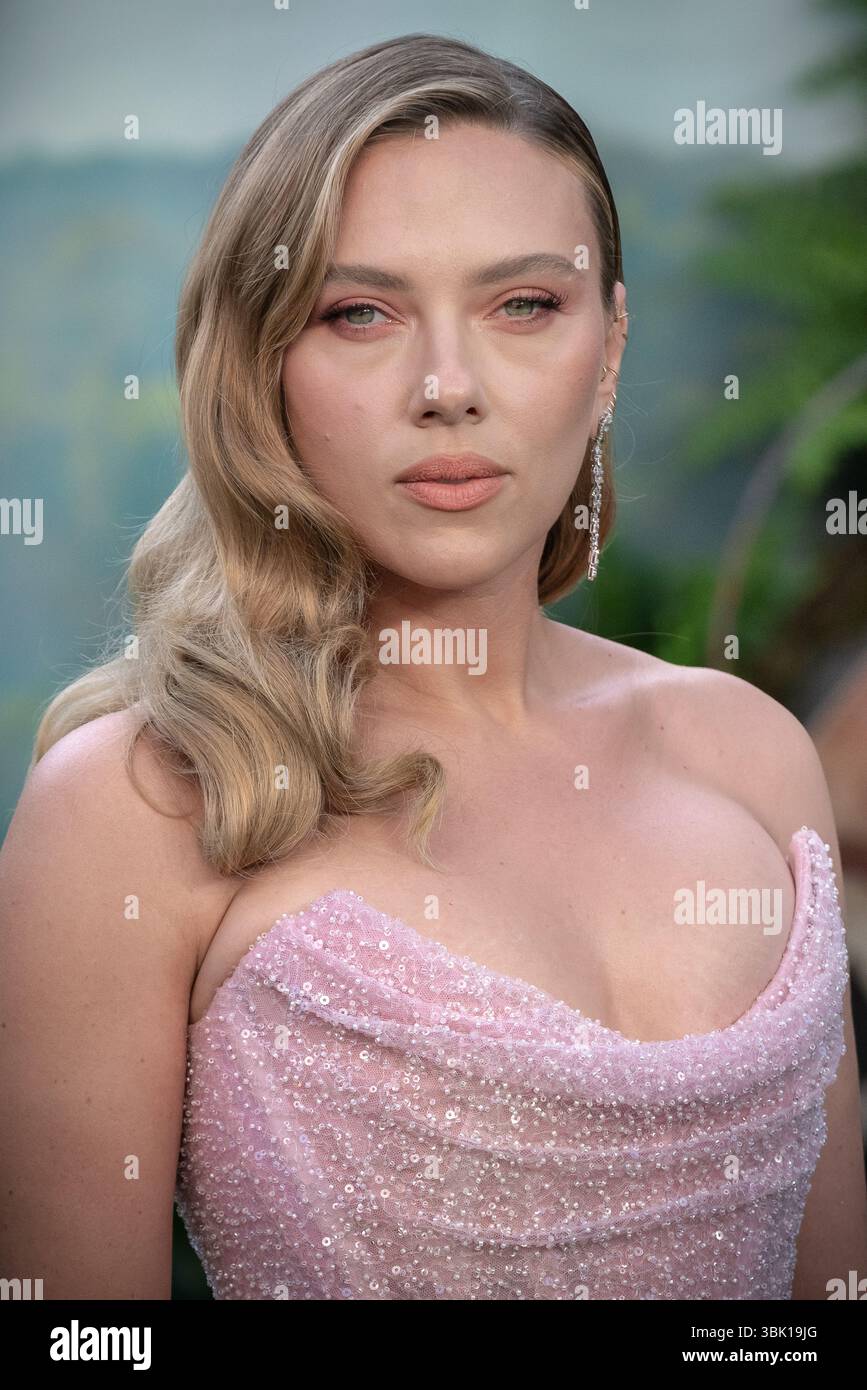 Londra, Regno Unito. 17 giugno 2025. Scarlett Johansson partecipa alla prima mondiale "Jurassic World Rebirth" all'Odeon Luxe Leicester Square. Crediti: Guy Corbishley/Alamy Live News Foto Stock