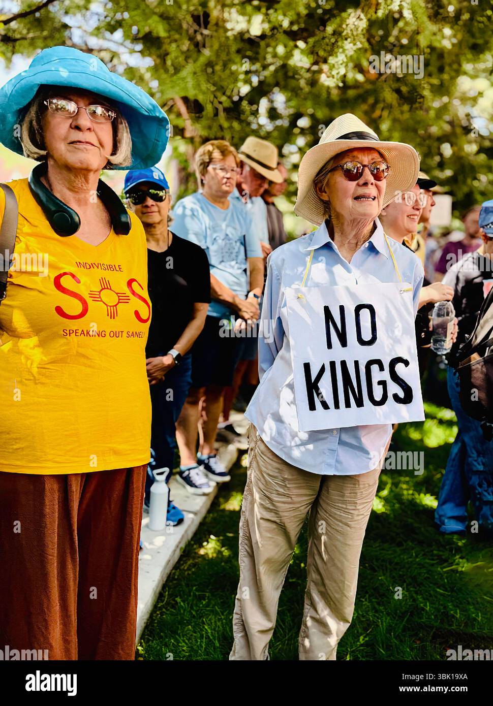 Due donne che protestano al raduno NO KINGS a Santa Fe, NEW MEXICO, vestite con colori NM e con un gruppo politico SOS, percorso di sfilata, cappelli, cartelli, cartelloni Foto Stock