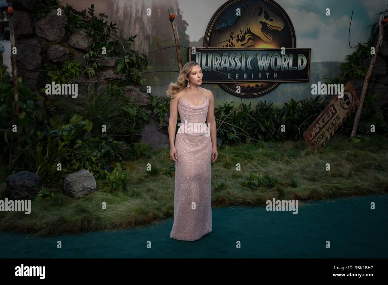 Londra, Regno Unito. 17 giugno 2025. Scarlett Johansson partecipa alla prima mondiale "Jurassic World Rebirth" all'Odeon Luxe Leicester Square. Crediti: Guy Corbishley/Alamy Live News Foto Stock