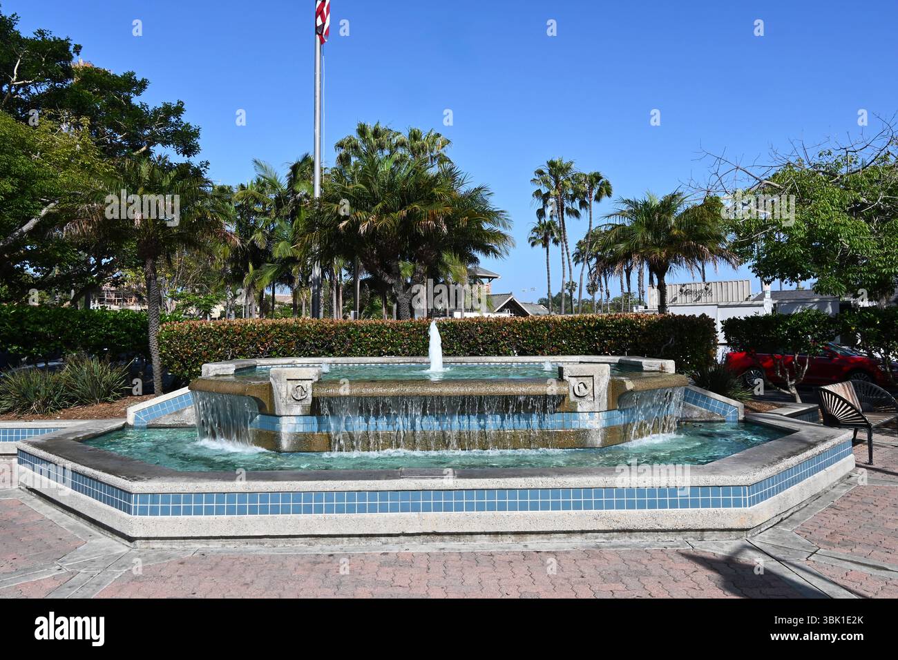 CARLSBAD, CALIFORNIA - 15 GIUGNO 2025: Fontana nel Carlsbad Village a State Street e Grand Avenue. Foto Stock
