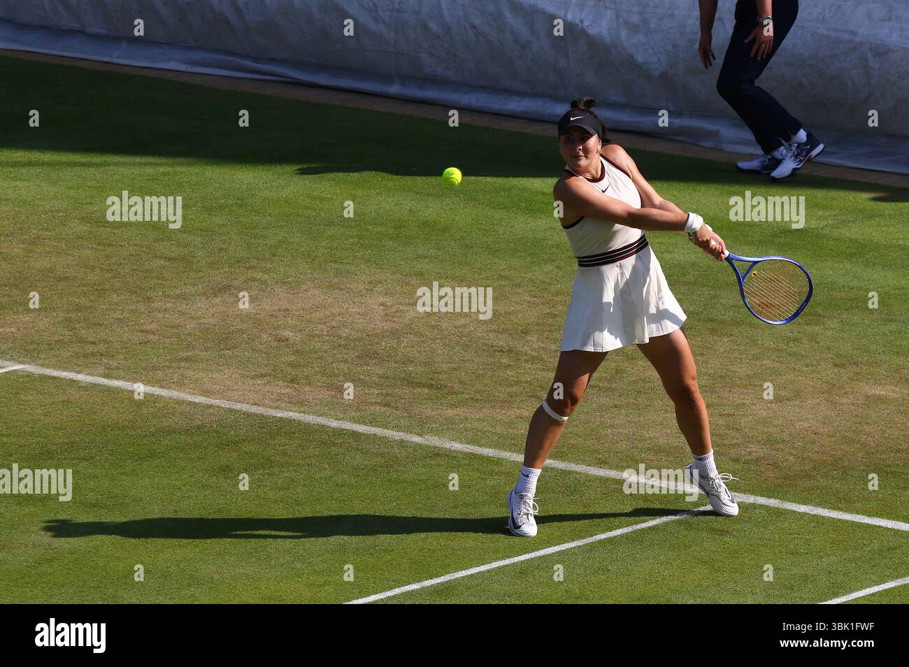 Berlino, Germania. 17 giugno 2025. Bianca ANDREESCU canadese in azione durante il suo WTA 500 Berlin Tennis Open by HYLO partita contro Amanda ANISIMOVA degli Stati Uniti al Rot Weiss Tennis Club di Berlino, Germania. Crediti: Oleksandr Prykhodko/UNIAN/Alamy Live News Foto Stock