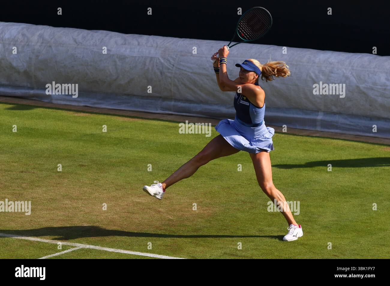 Berlino, Germania. 17 giugno 2025. Lyudmyla KICHENOK (UKR) in azione durante la sua partita WTA 500 Berlin Tennis Open by HYLO contro Hao-Ching CHAN (TPE) e Ellen PEREZ (AUS) al Rot Weiss Tennis Club. Crediti: Oleksandr Prykhodko/UNIAN/Alamy Live News Foto Stock