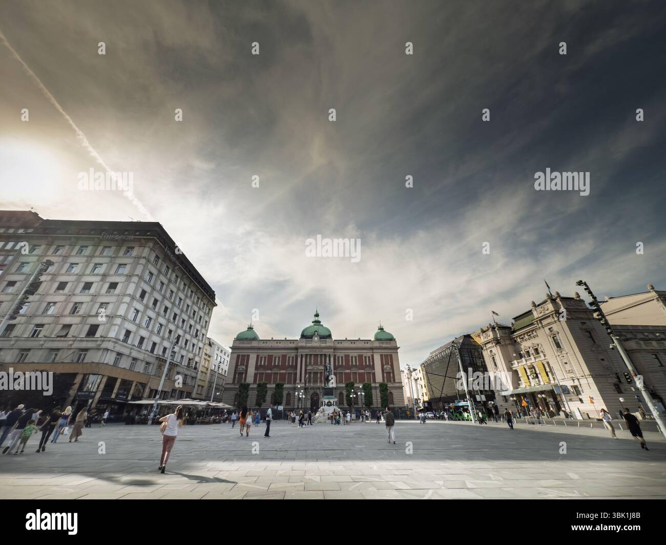 BELGRADO, SERBIA - 22 APRILE 2025: Le persone si riuniscono in Piazza della Repubblica di Belgrado (Trg Republike) presso il Museo Nazionale sotto un ampio cielo, anche cal Foto Stock