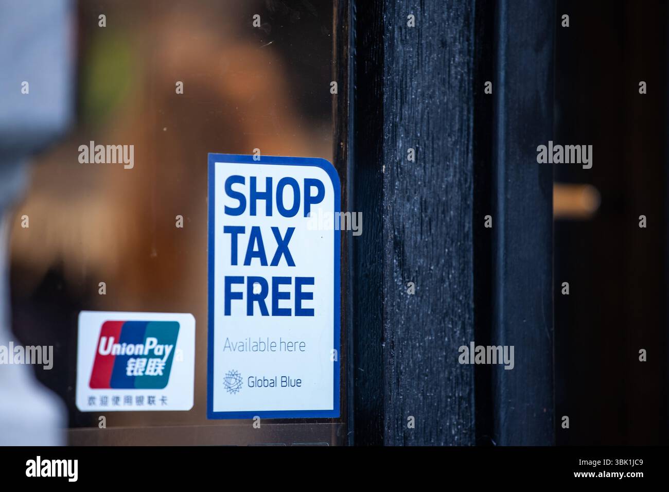 BELGRADO, SERBIA - 22 APRILE 2025: Adesivo su una vetrina del negozio con i loghi "Shop Tax Free" e UnionPay, pubblicando il servizio di rimborso delle imposte blu globale Foto Stock