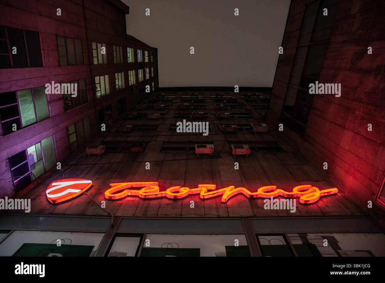 BELGRADO, SERBIA - 22 APRILE 2025: Logo Robna Kuca Beograd illuminato sopra l'ingresso dei grandi magazzini storici di Belgrado, contro un moder Foto Stock