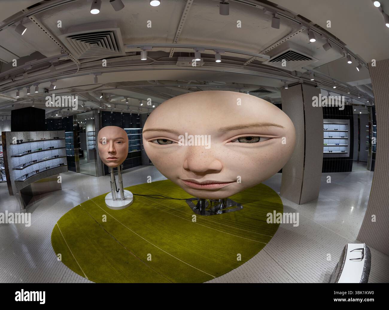 Gli oggetti cinetici della testa gigante nel Gentle Monster Store di Hong Kong. Gentle Monster è un marchio sudcoreano di occhiali da sole di lusso e vetro ottico Foto Stock Gli oggetti cinetici della testa gigante nel Gentle Monster Store di Hong Kong. Gentle Monster è un marchio sudcoreano di occhiali da sole di lusso e vetro ottico Foto Stock